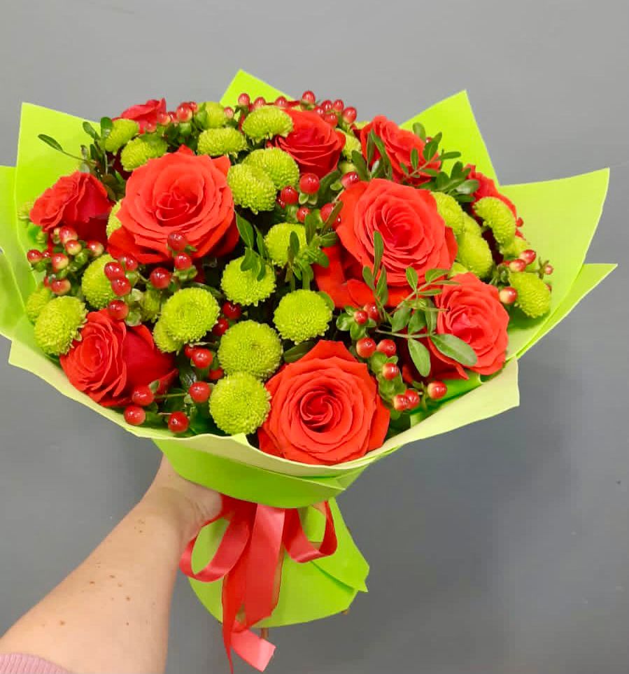 Букет цветов из: Хризантемы и Розы в Пирочи