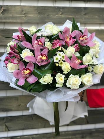 Букет цветов из: Розы и Хризантемы в Пирочи