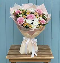 Букет цветов из:  Гвоздики, Орхидеи и Розы в Пирочи