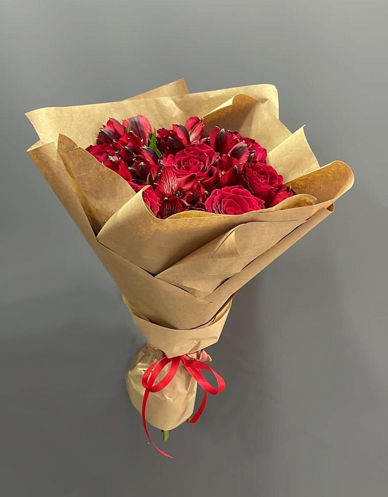 Букет цветов из: Альстромерии и Розы в Пирочи