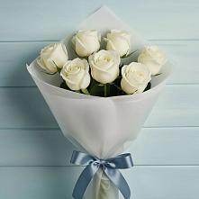 Букет 7 Белых роз Эдлесс Лав в Пирочи