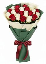 Букет Микс из красных и белых роз в Пирочи