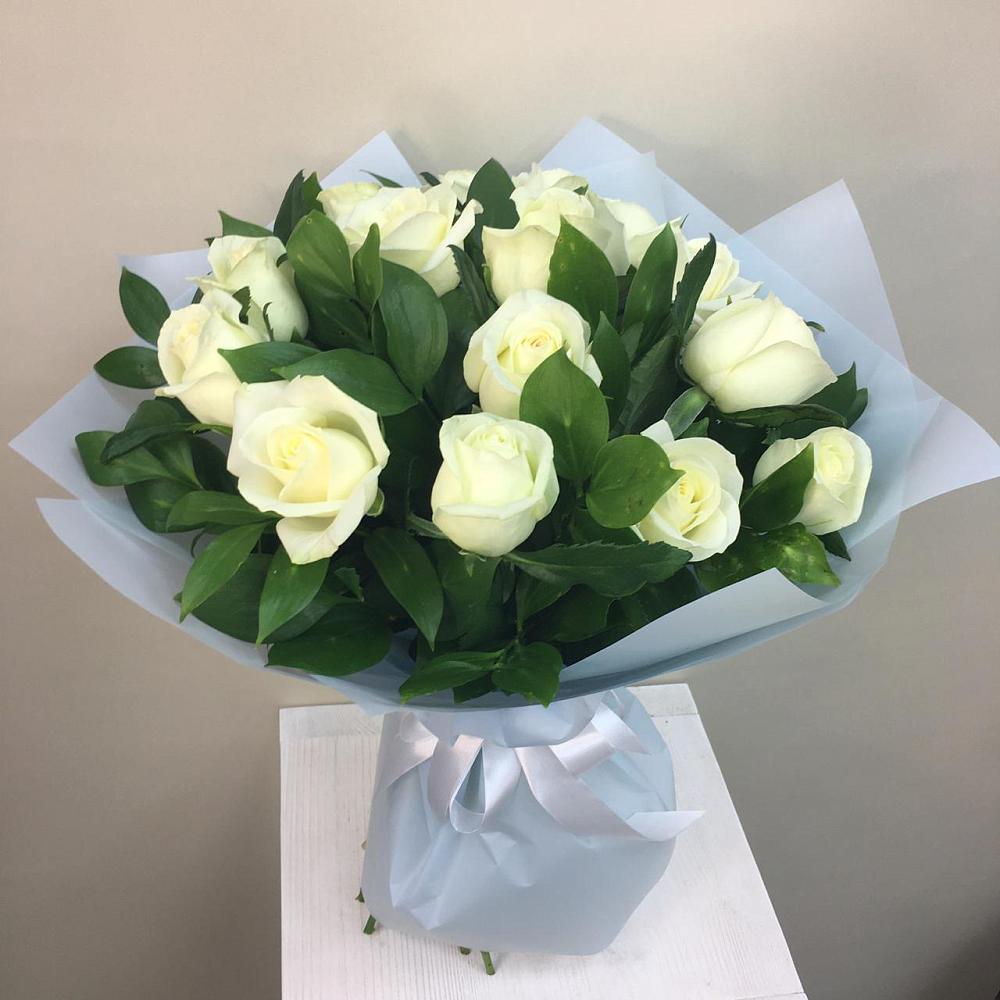 Букет 15 Белых роз Проуд в Пирочи