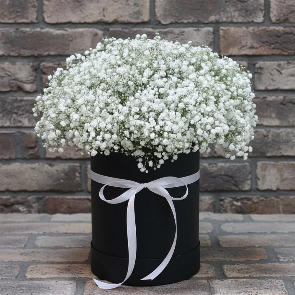 Цветочная композиция из Гипсофила в шляпной коробке в Пирочи