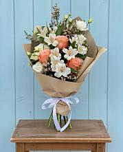 Букет цветов из:  Альстромерии, Лизиантусы, Розы и Хризантемы в Пирочи