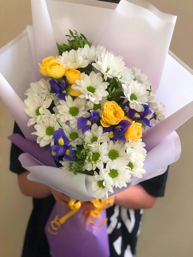 Букет цветов из: Ирисы, Хризантемы и Розы в Пирочи