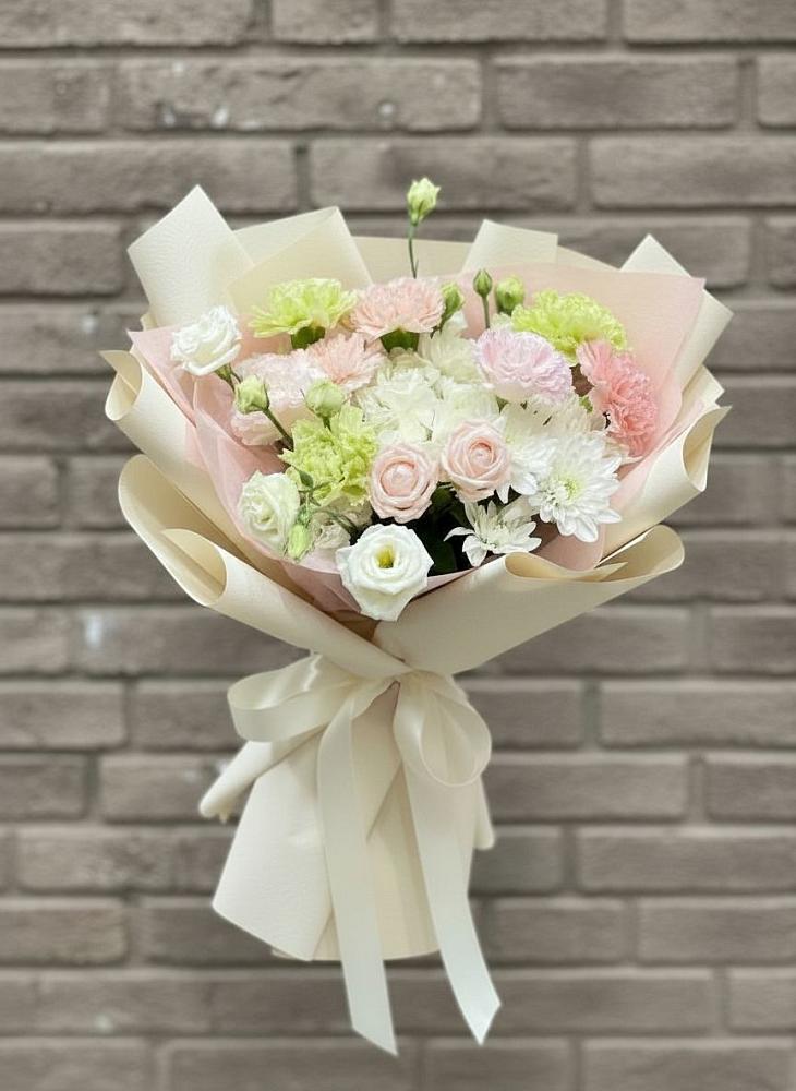 Букет цветов из: Гвоздики, Розы, Лизиантусы и Хризантемы в Пирочи