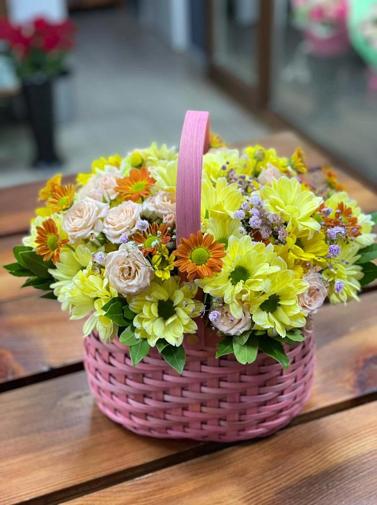 Цветочная композиция из Хризантемы и Розы в корзине в Пирочи