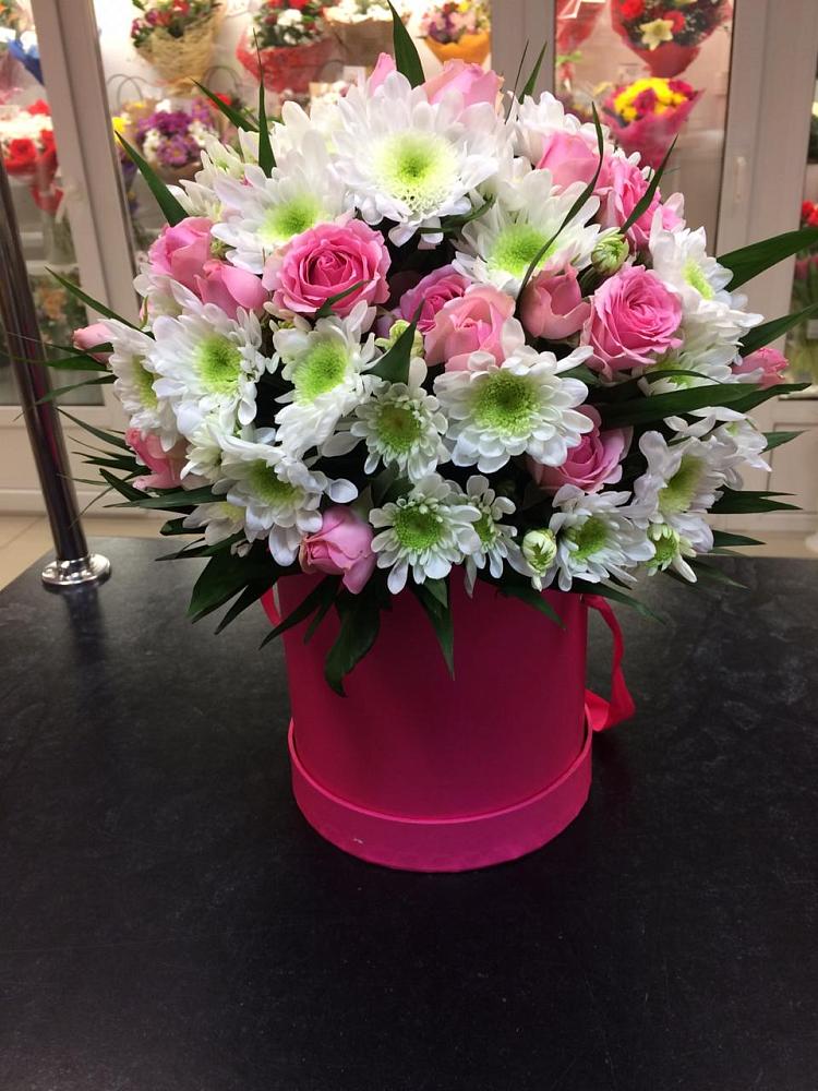 Цветочная композиция из Розы и Хризантемы в шляпной коробке в Пирочи